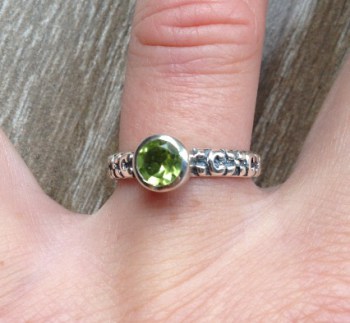 Zilveren ring gezet met kleine ronde Peridot 16.5 mm